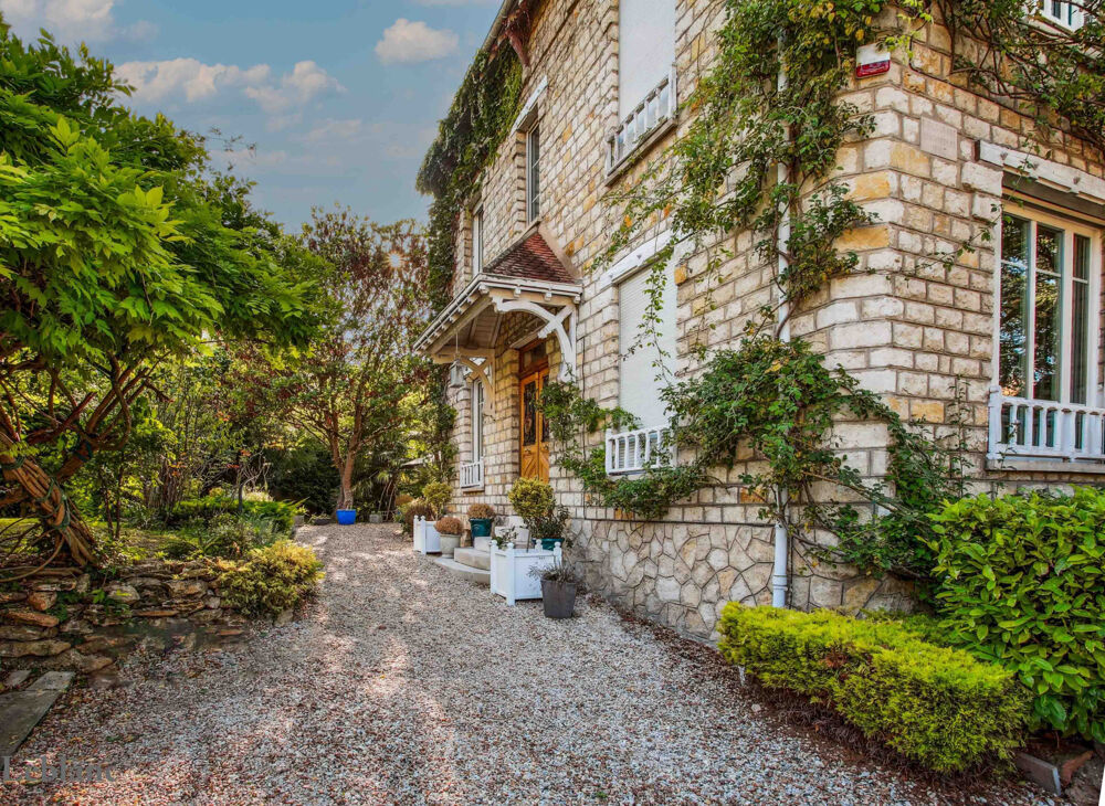 Maison 8 pièces avec jardin et piscine.