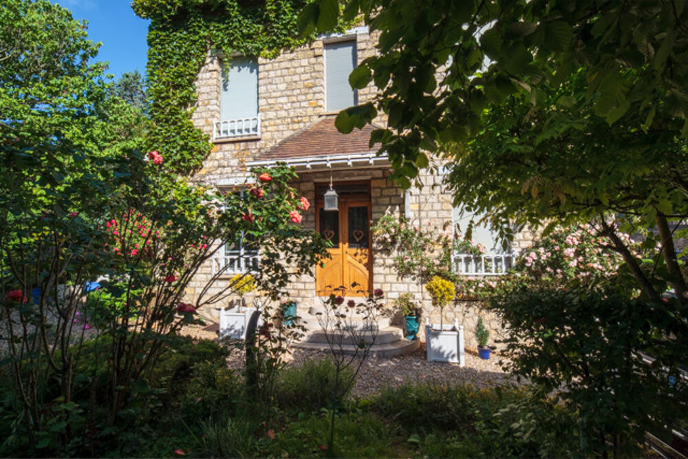 Maison 8 pièces avec jardin et piscine.