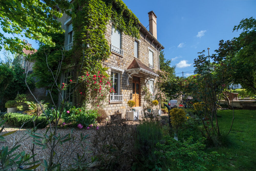 Maison 8 pièces avec jardin et piscine.