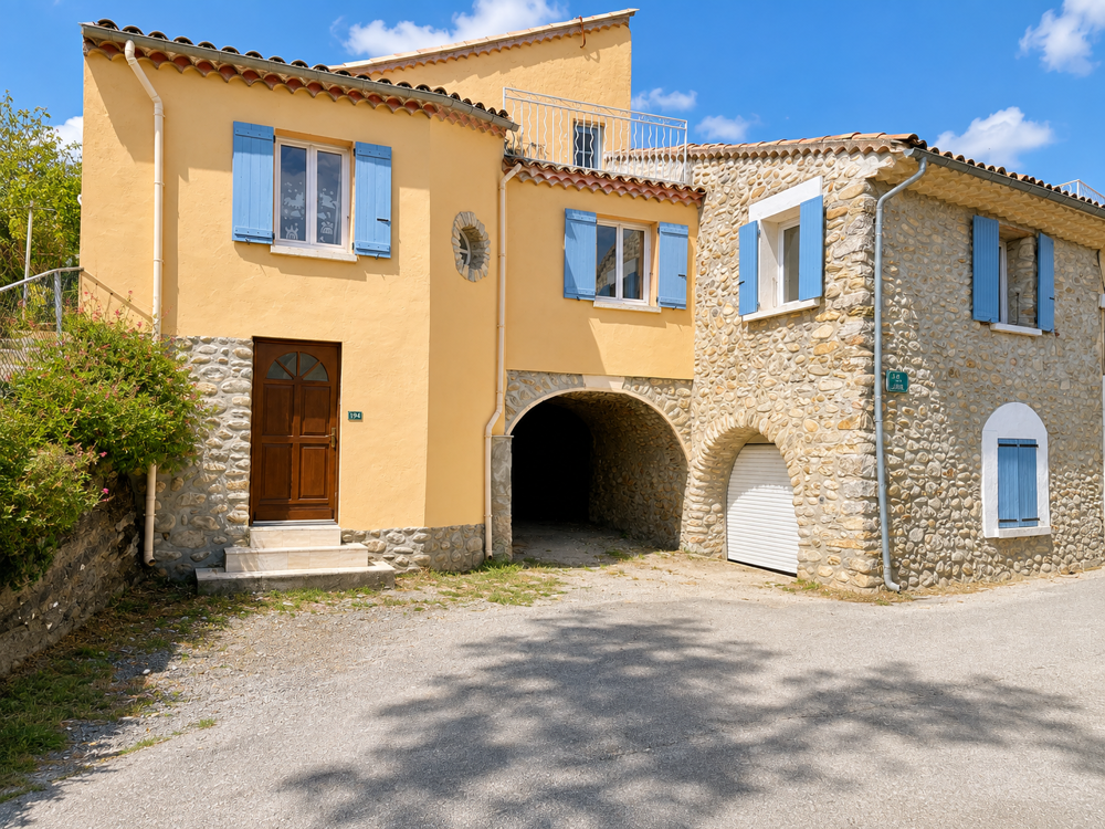 Maison de ville avec studio indépendant, Aubignosc