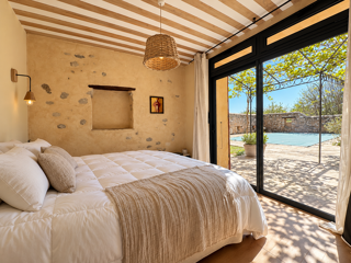 Vente Propriété/Château À VENDRE   Ancienne bergerie rénovée avec 3 logements, piscine et vaste atelier à Salignac Salignac