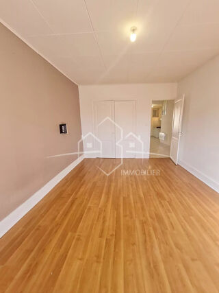  Appartement à louer 3 pièces 77 m²
