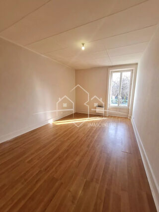 Appartement à louer 3 pièces 77 m²