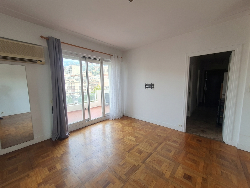 Dernier étage avec terrasse de 40 m2 Bien rare avec fort potentiel + garage en option