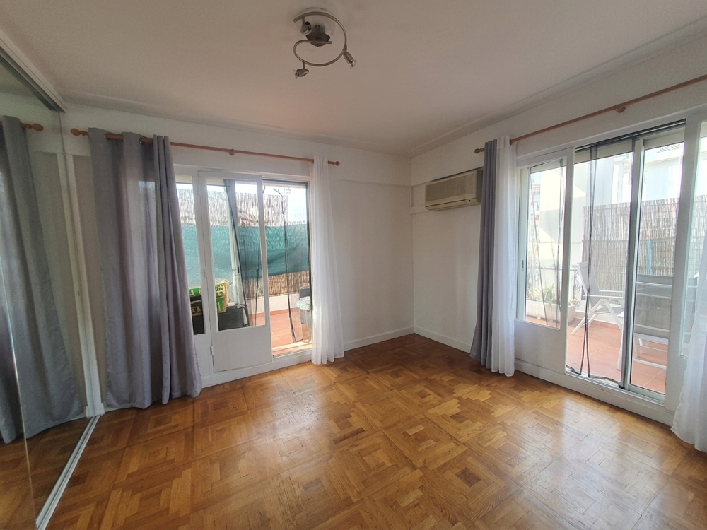 Dernier étage avec terrasse de 40 m2 Bien rare avec fort potentiel + garage en option