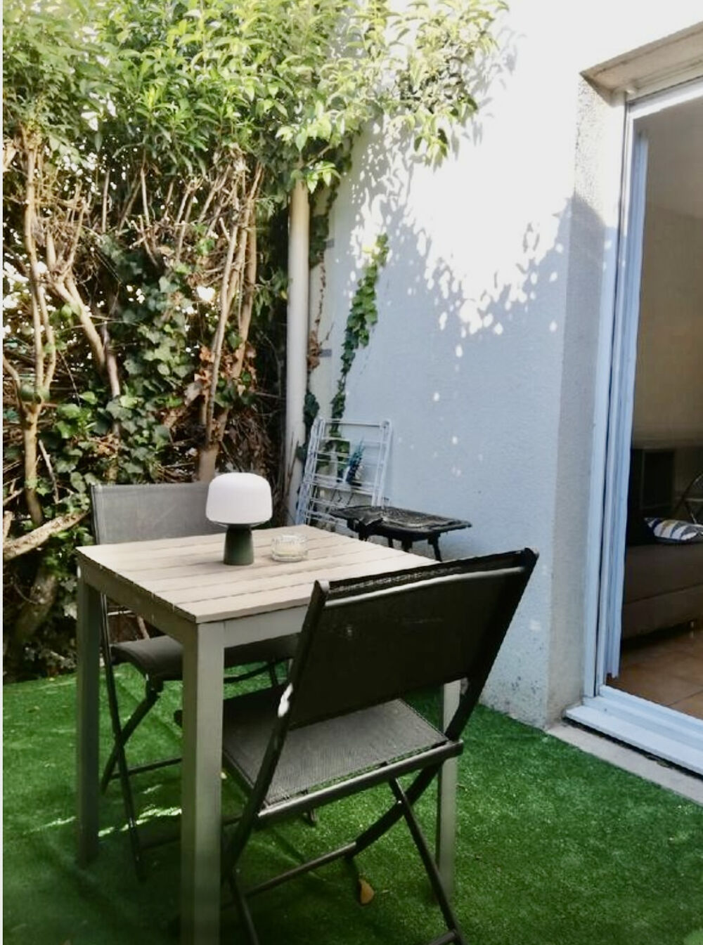 AVIGNON PROCHE REMPARTS STUDIO MEUBLÉ AVEC PARKING ET TERRASSE