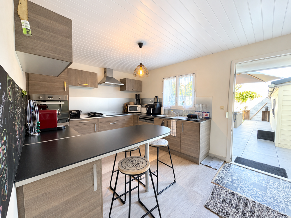 Location Maison À LOUER   Communay - Maison meublée de 120 m2 avec terrasse, jacuzzi et studio indépendant Communay