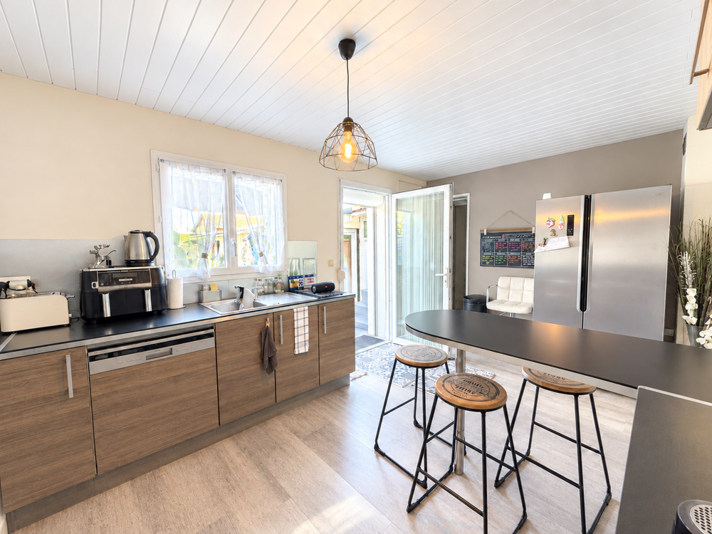 Location Maison À LOUER   Communay - Maison meublée de 120 m2 avec terrasse, jacuzzi et studio indépendant Communay