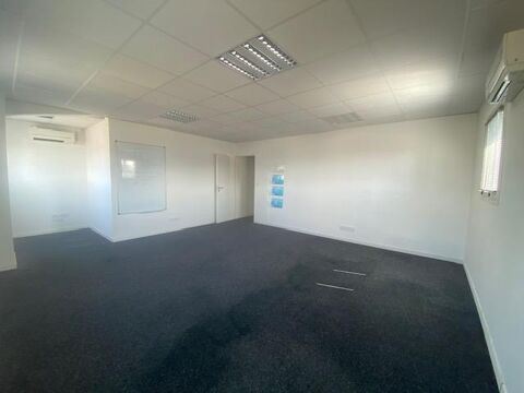 Location pro Divers Industrie &agrave; Tresses 2250 33370 Tresses