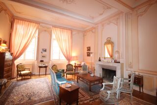  Maison  louer 8 pices 300 m