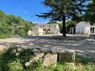  Immeuble à vendre 15 + pièces 700 m²