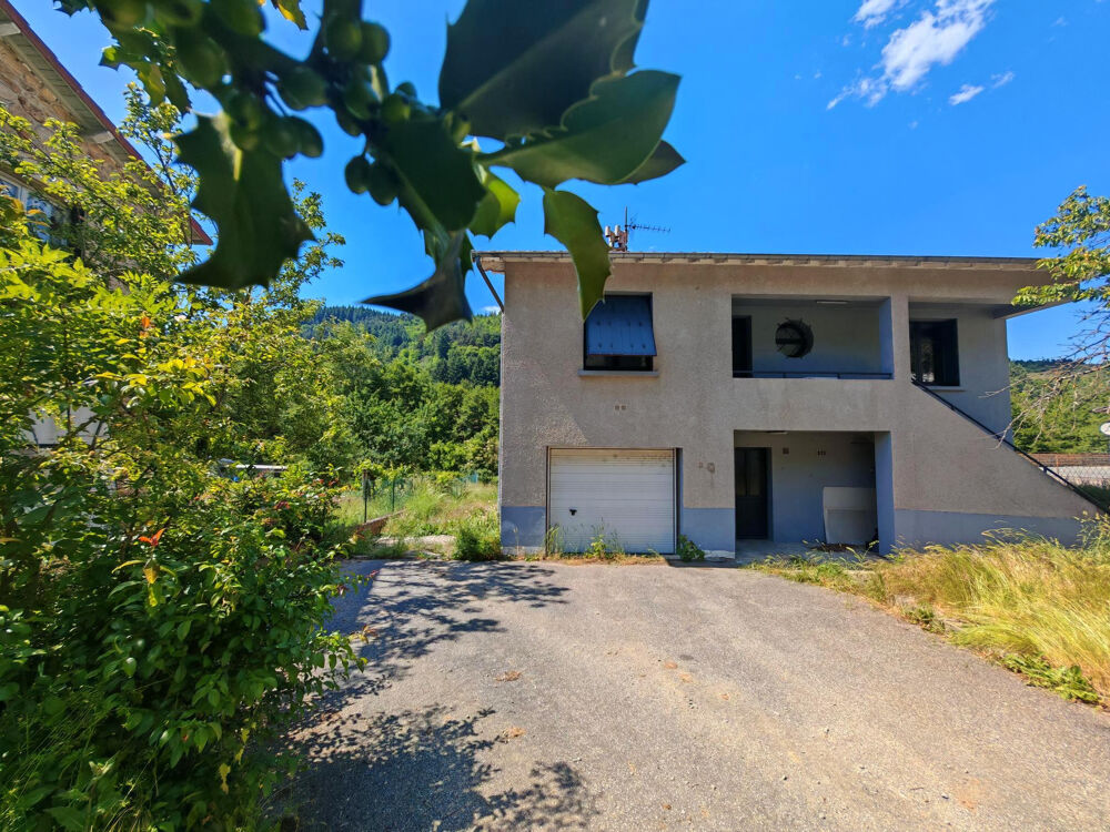 Maison avec dépendances et fort potentiel à Mariac À moins de 6 km du Cheylard