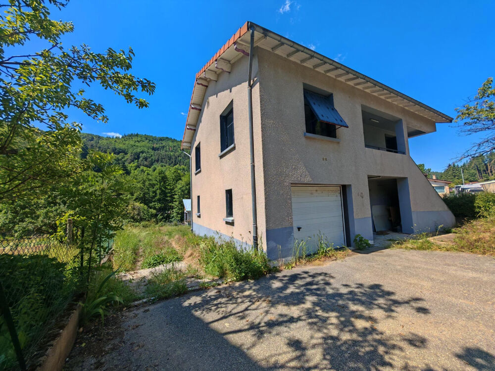 Maison avec dépendances et fort potentiel à Mariac À moins de 6 km du Cheylard