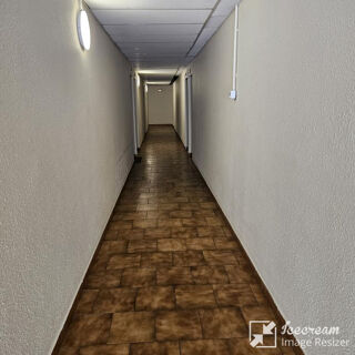   Antibes, murs vides 46m2, bureaux ou médical, climatisés, 2éme étage, ascenseur et parking gratuit. Antibes