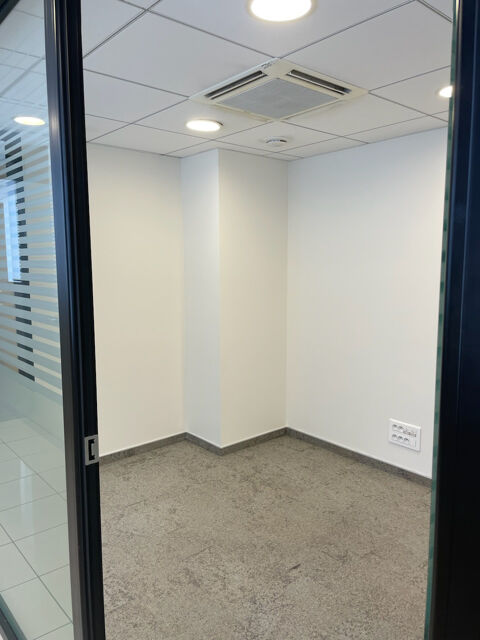   A louer, local commercial de plus de 100M2, emplacement attrayant, idéal bureau, Juan les Pins 