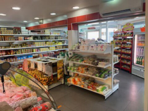  Boucherie-épicerie de qualité, belle surface de vente, secteur de Vallauris, beaux chiffres d'affaires 