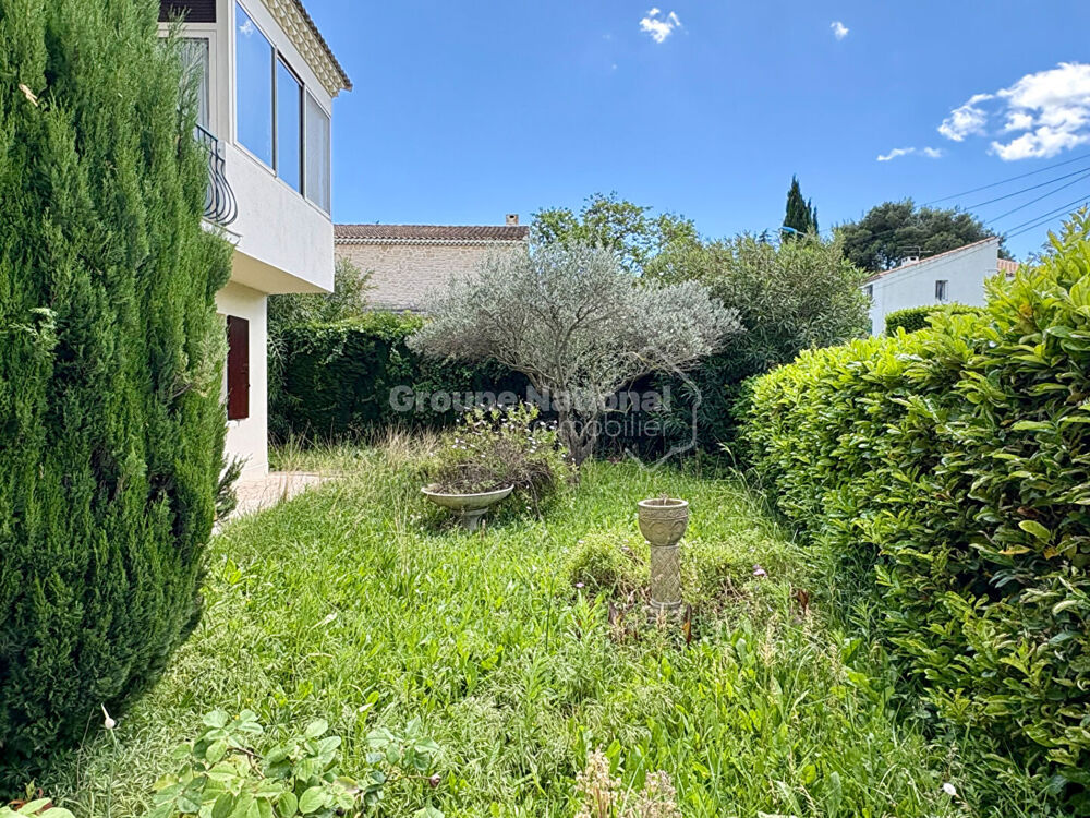 ARLES. Grande maison avec jardin.