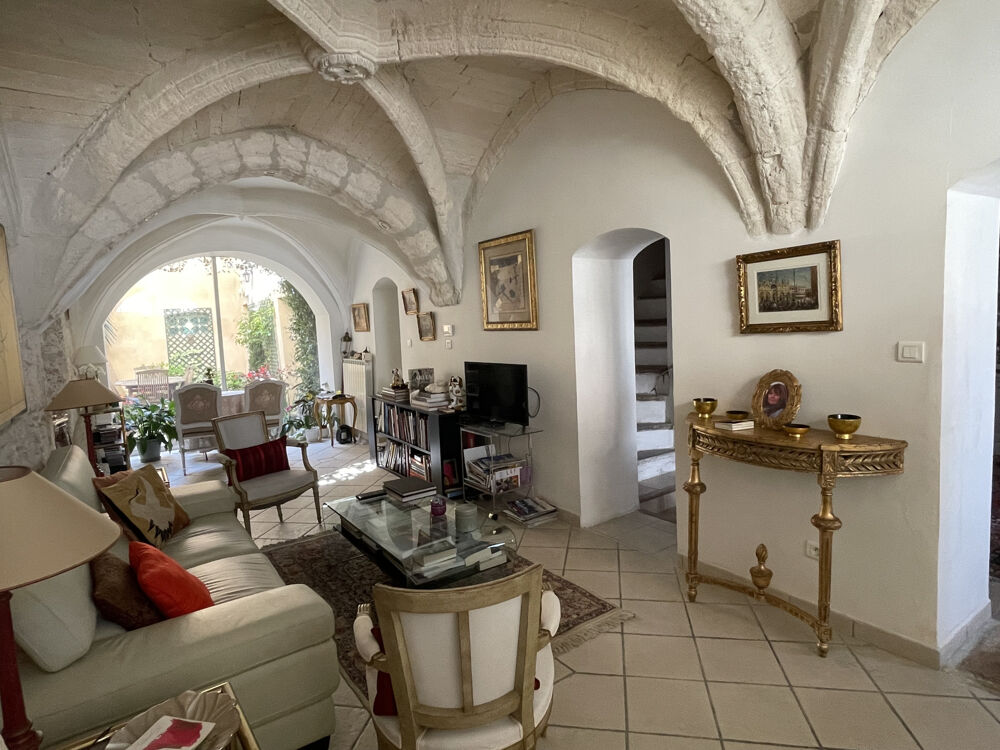 Maison de ville à Tarascon 6 pièces 160 m2 avec cour et garage.