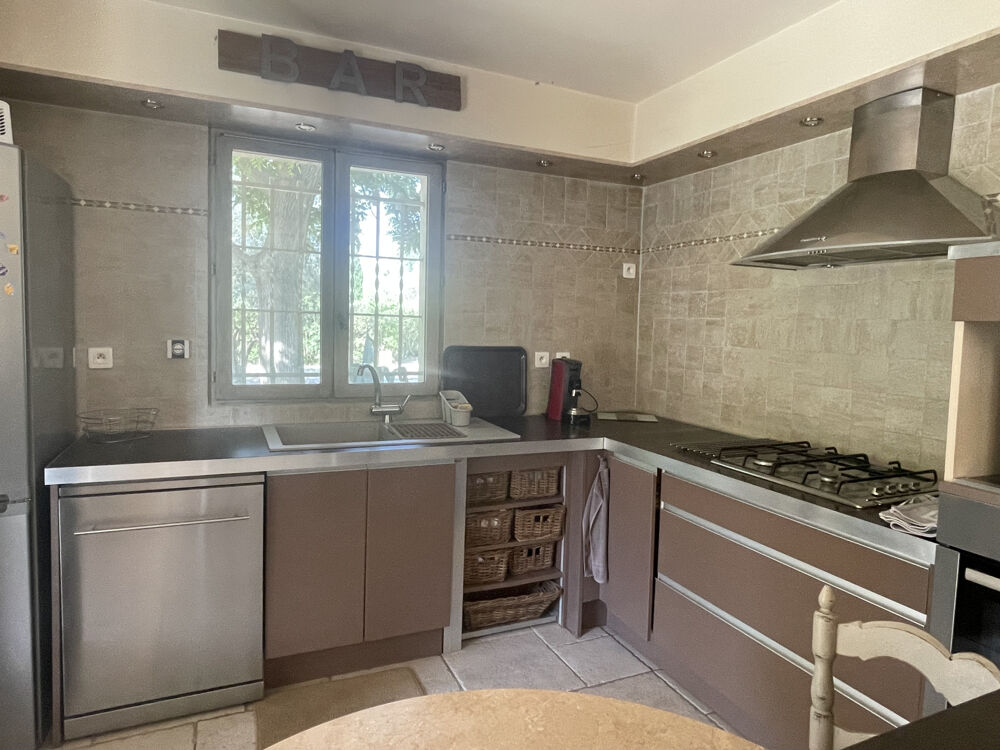 Vente Maison Villa de 140 m2 habitable sur terrain clos et arboré avec piscine de 4000 m2 et garage. Tarascon