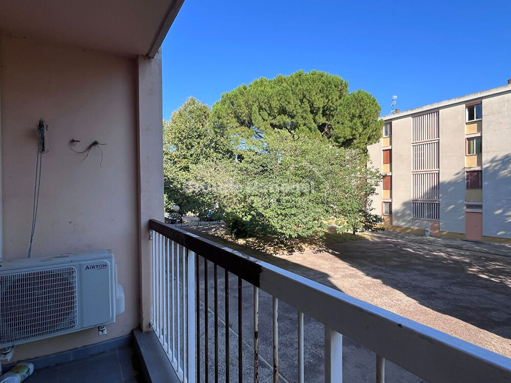ARLES. Appartement T4 avec balcon