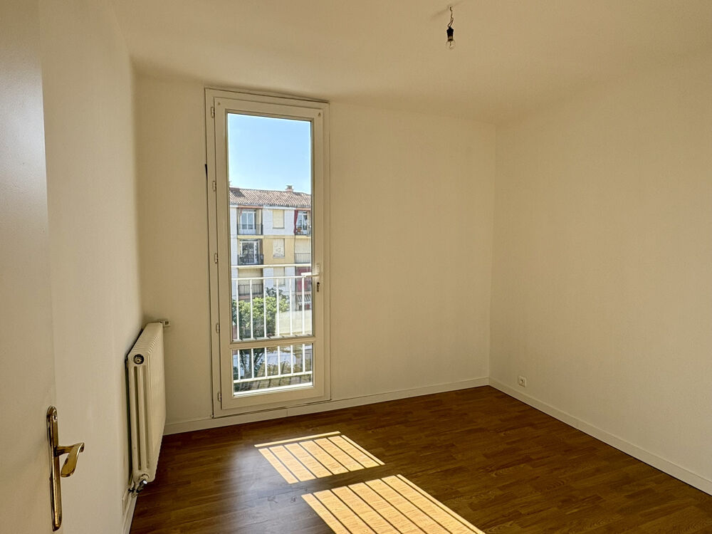 ARLES. Grand T4 avec balcon