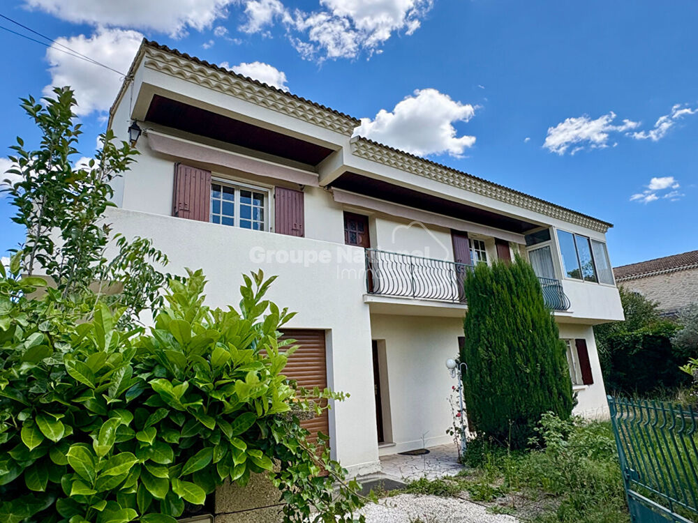 ARLES. Grande maison avec jardin.