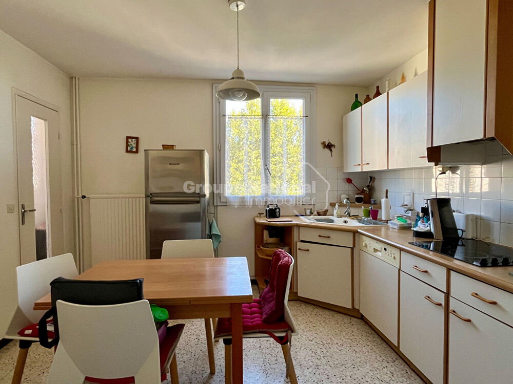ARLES. Spacieux appartement T4.