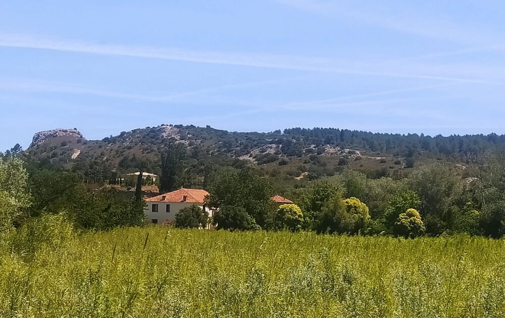 Entre BOULBON et TARASCON Propriété avec dépendances au pied de la Montagnette