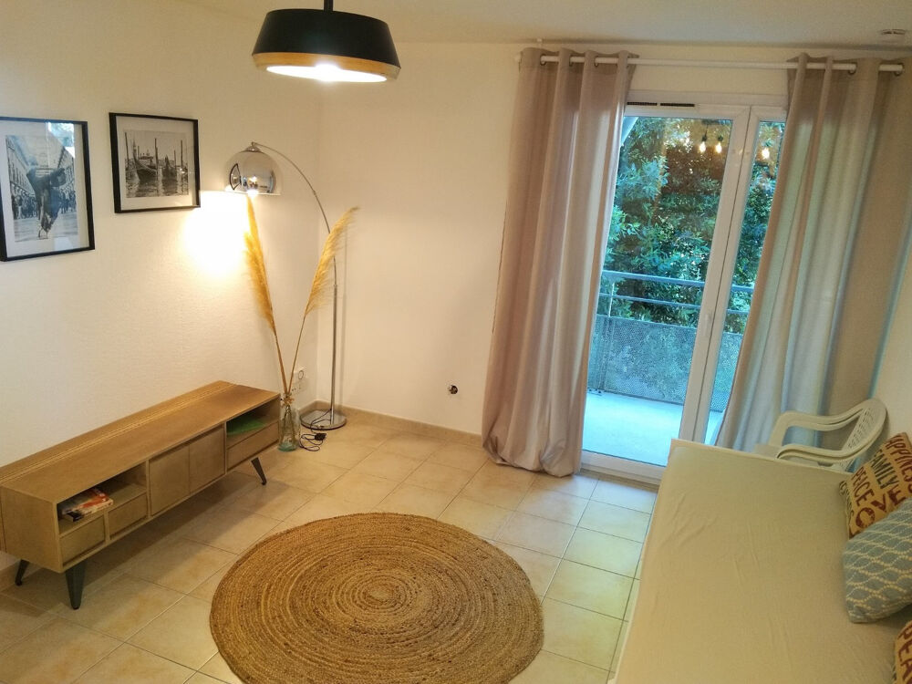 Location Appartement À louer   Studio meublé 25 m2   Résidence Les Cyclades, Arles Arles