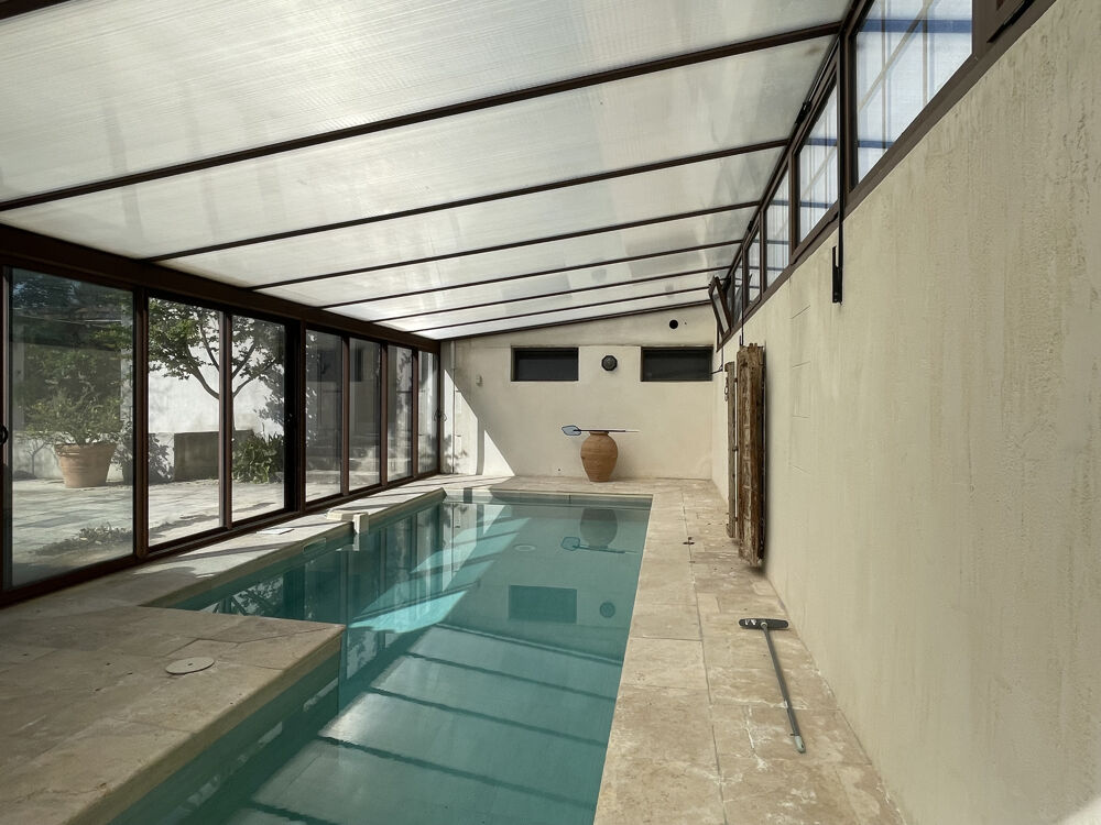 Villa de 140 m2 habitable sur terrain clos et arboré avec piscine de 4000 m2 et garage.