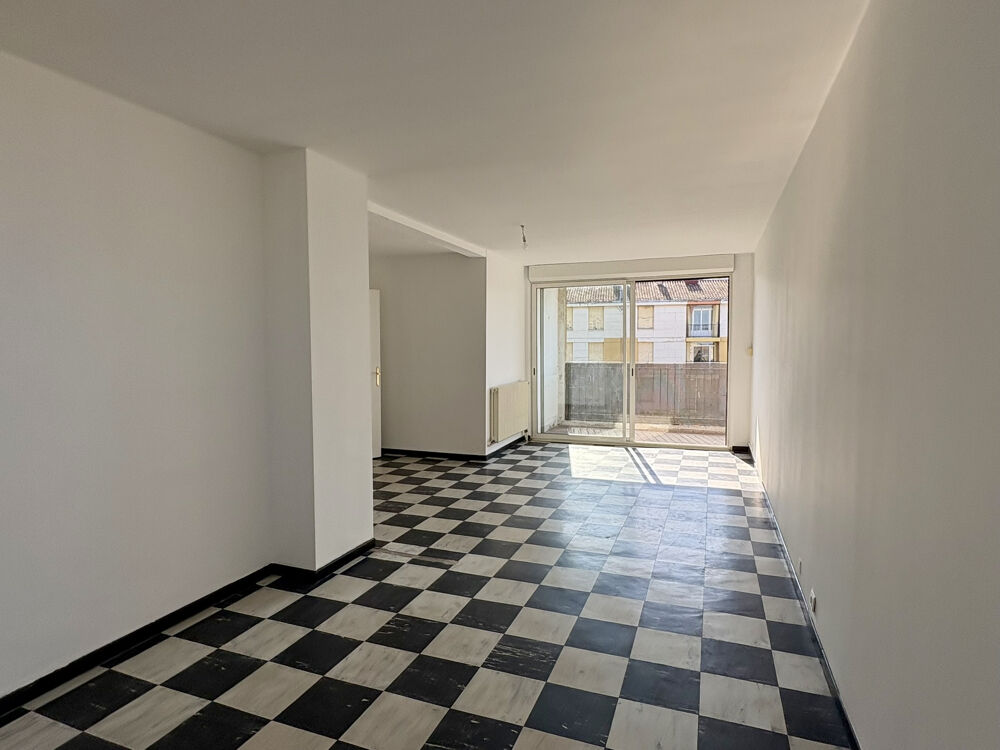 ARLES. Grand T4 avec balcon