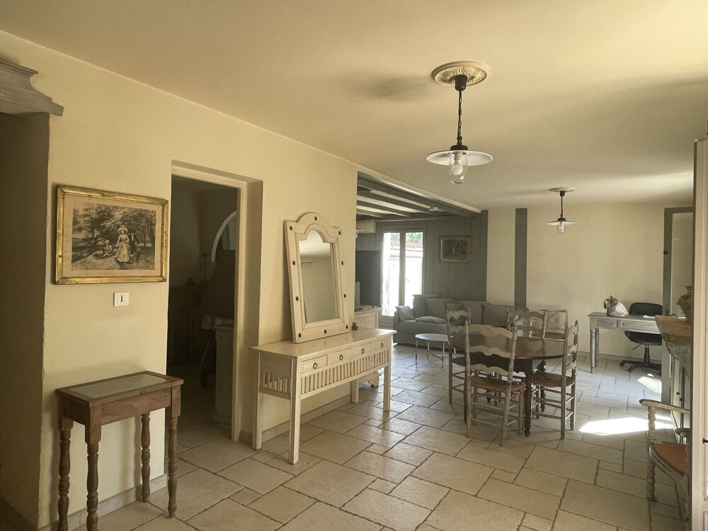 Villa de 140 m2 habitable sur terrain clos et arboré avec piscine de 4000 m2 et garage.