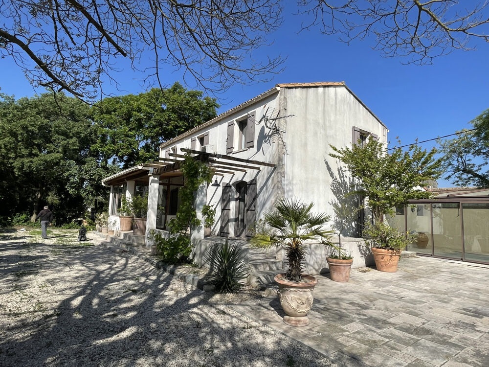 Villa de 140 m2 habitable sur terrain clos et arboré avec piscine de 4000 m2 et garage.