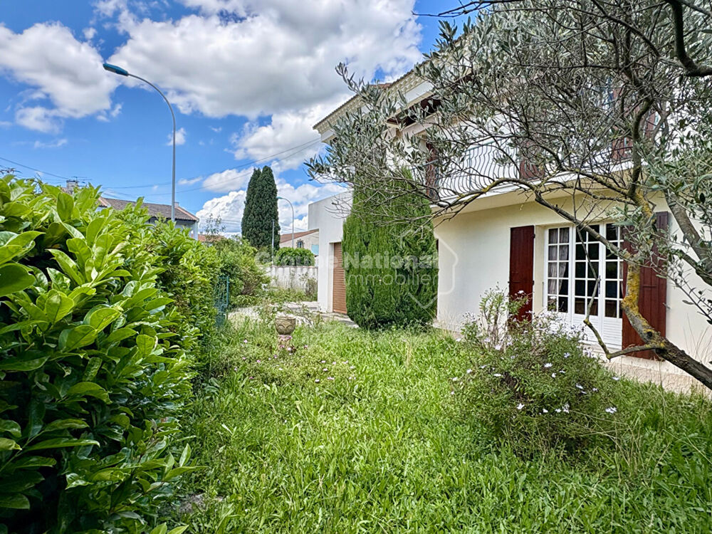 ARLES. Grande maison avec jardin.