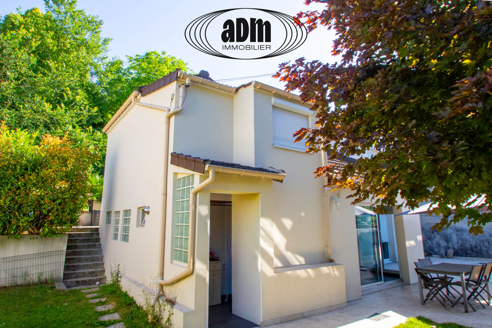Maison familiale rénovée avec piscine, dépendance et garages sur un terrain de 1 376 m2