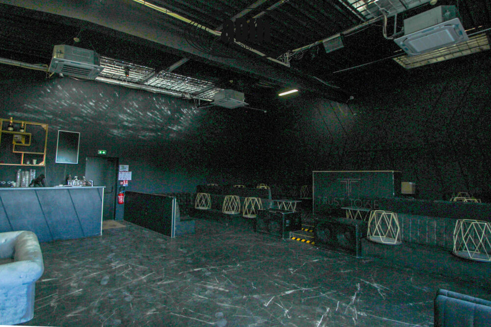   À LOUER  CELLULE C06 ESPACE DE 192 M2 Nanteuil les meaux