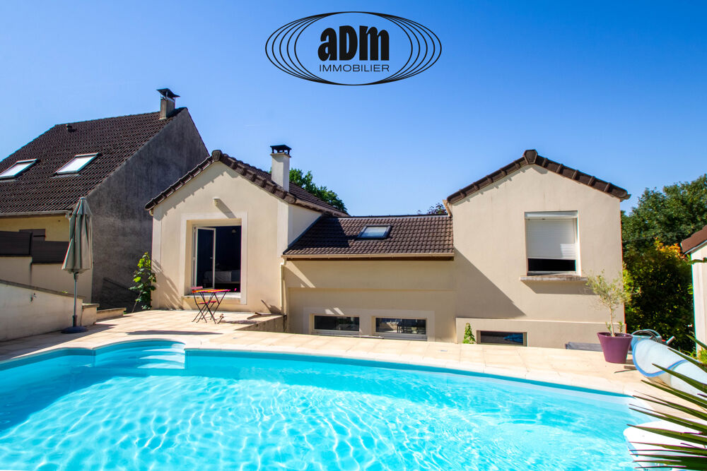 Maison familiale rénovée avec piscine, dépendance et garages sur un terrain de 1 376 m2