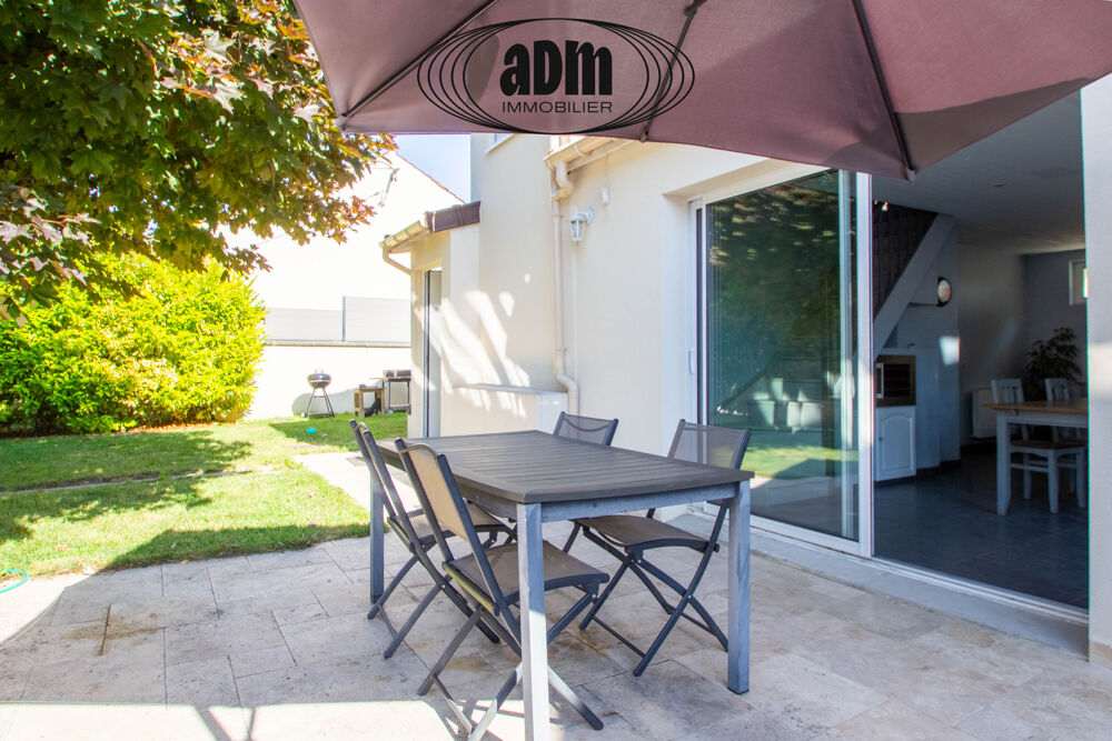 Maison familiale rénovée avec piscine, dépendance et garages sur un terrain de 1 376 m2