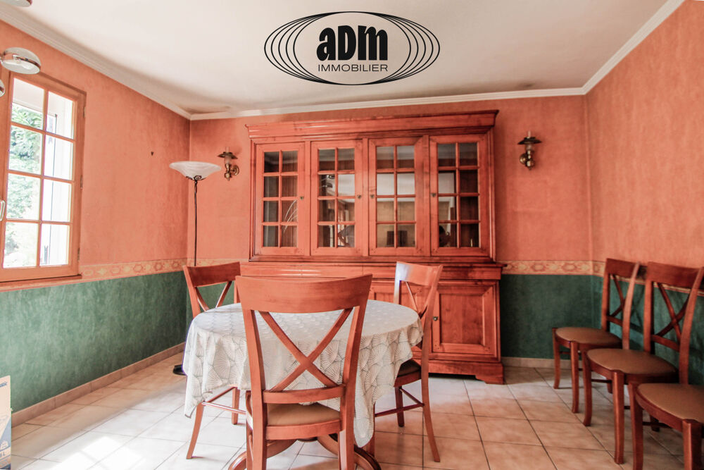 Maison familiale avec terrasse couverte et cheminée