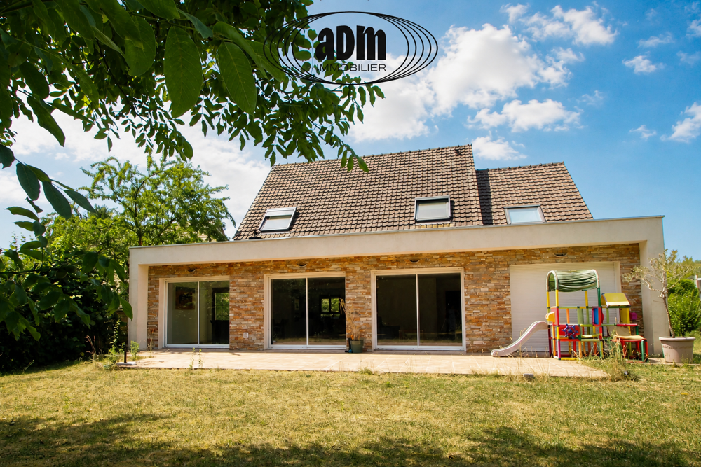 Pavillon familial de 207 m2 avec sous-sol total en plein centre ville de Bailly-Romainvilliers