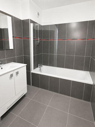  Appartement à louer 3 pièces 79 m²