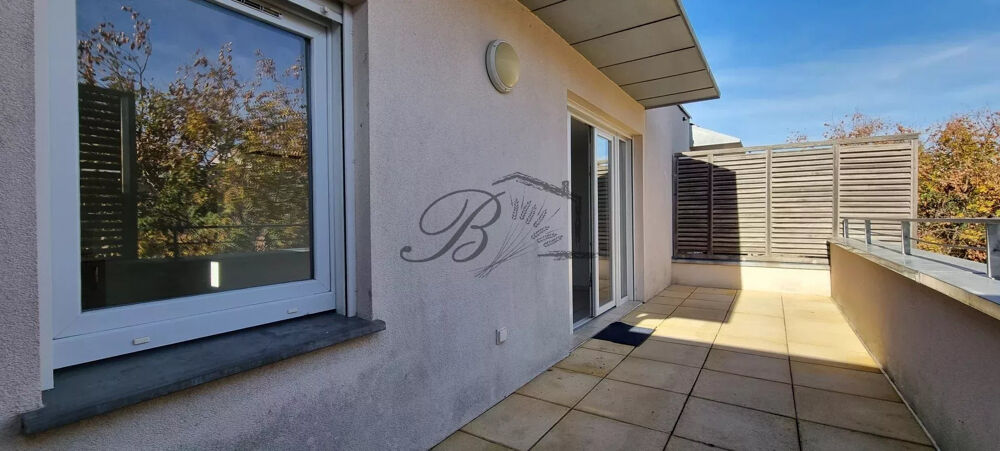 Location appartement 3 pièces avec terrasse, garage et parking.