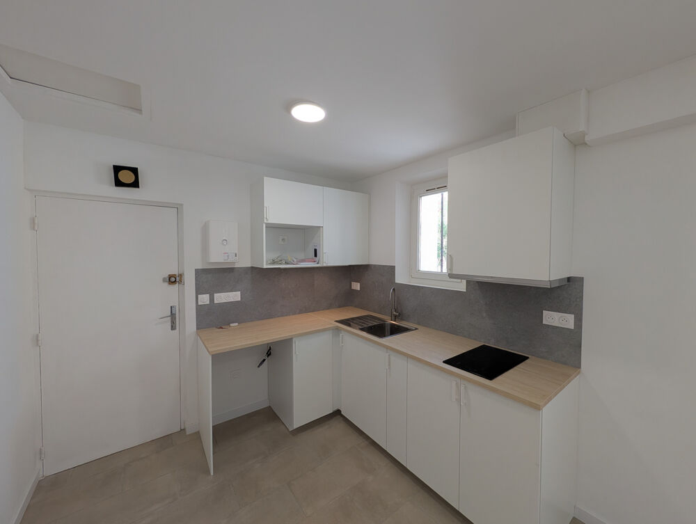 Location Appartement À LOUER   Beau studio rénové au cœur de Cadenet Cadenet