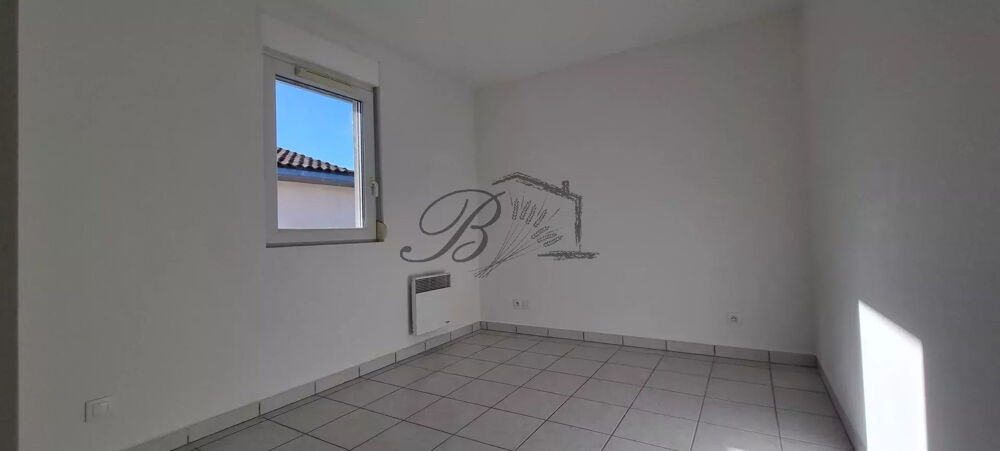Location appartement 3 pièces avec terrasse, garage et parking.