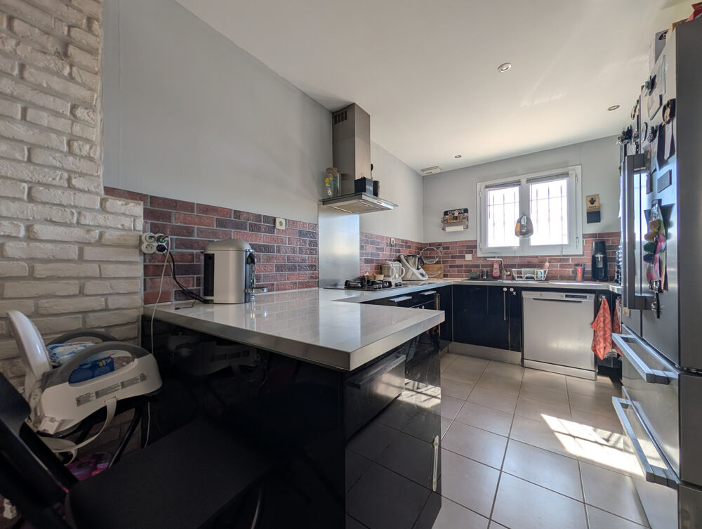 Vente Maison Maison 4 pièces avec 3 chambres et grande terrasse à Peypin-d'Aigues. Peypin d aigues