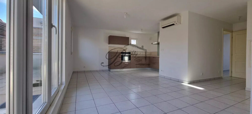 Location appartement 3 pièces avec terrasse, garage et parking.