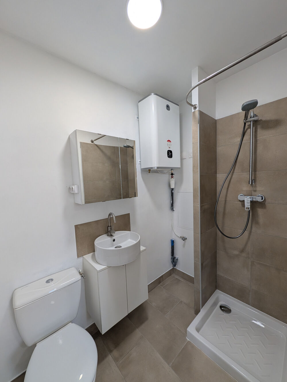 Location Appartement À LOUER   Beau studio rénové au cœur de Cadenet Cadenet