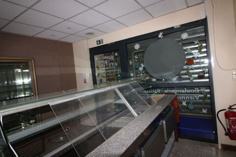 MURS COMMERCIAUX + DEPENDANCE. Total 147 m2. 75000 30500 St ambroix