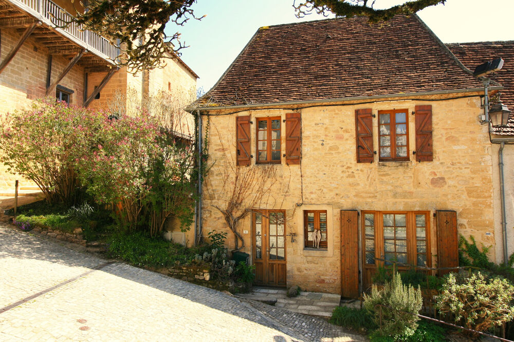 Maison en pierre avec jardin