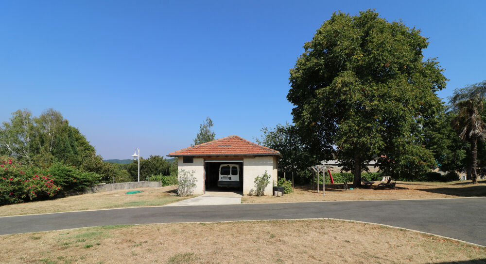 Très Belle Maison de Village entièrement rénovée sur terrain arboré, grandes dépendances, 2297m2 de terrain